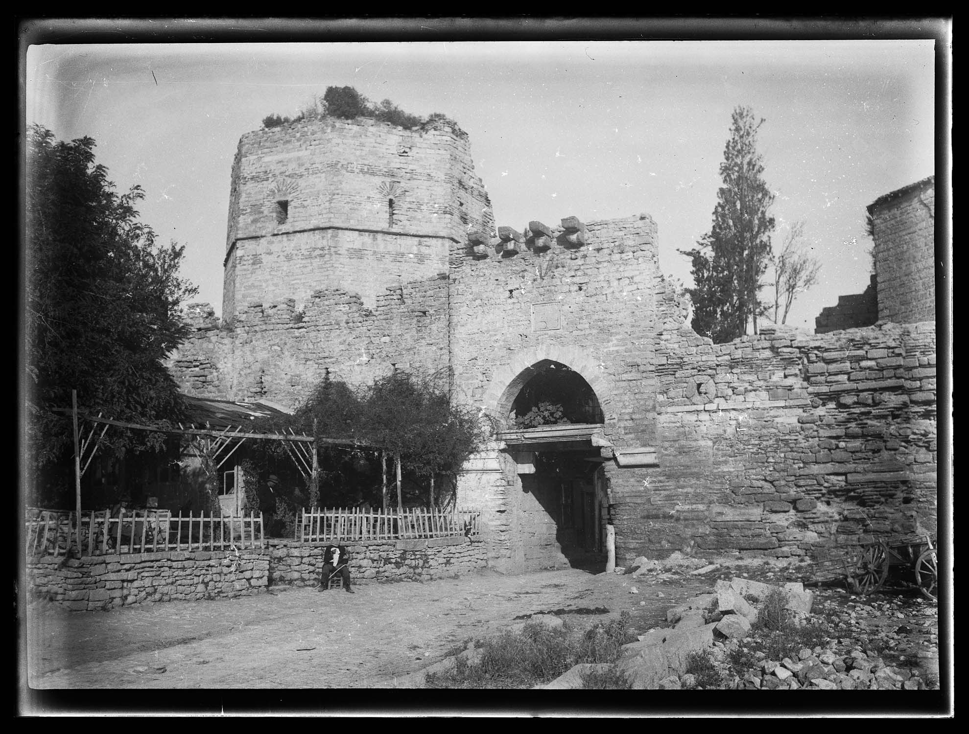 La porte de la Source, vue de l'extérieur